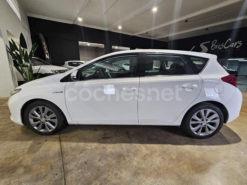 Käytetty Toyota Auris Hybrid Advance 136 HP (100 kW) 2013 Valkoinen Sedan