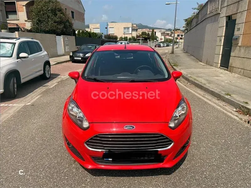 Usado Ford Fiesta Trend 82 CV (60 kW) 2013 Rojo Berlina