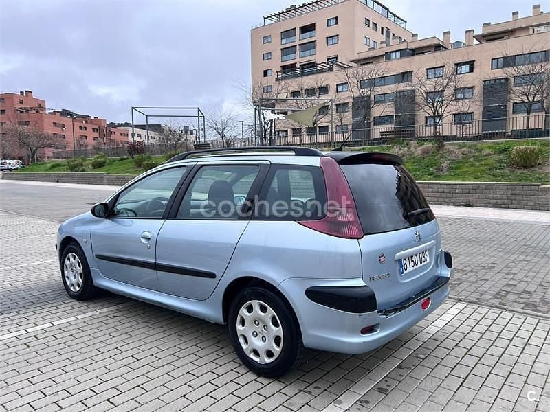 Usado Peugeot 206 90 CV (66 kW) 2004 Azul Familiar