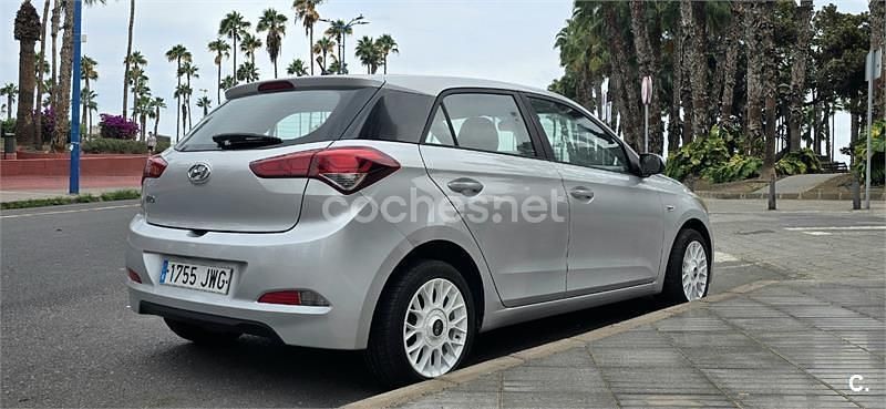 Gris / plata Usado 2016 Hyundai i20 Berlina | 9500 € (Precio justo) - Imagen 1/4