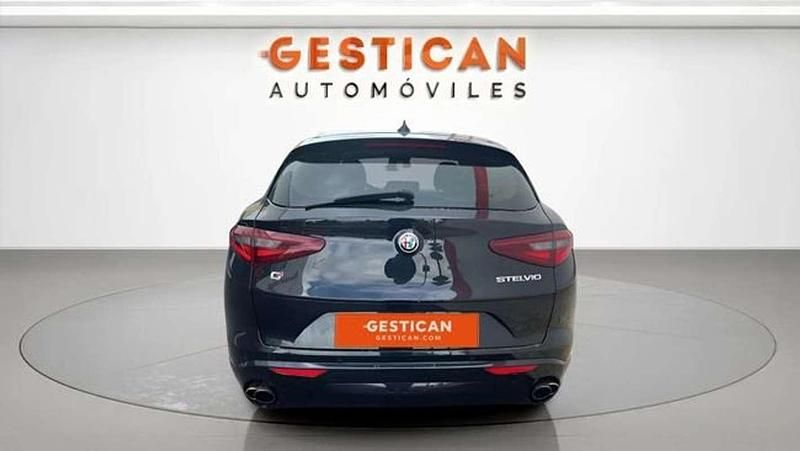 Usado Alfa Romeo Stelvio 280 CV (205 kW) 2018 Gris SUV
