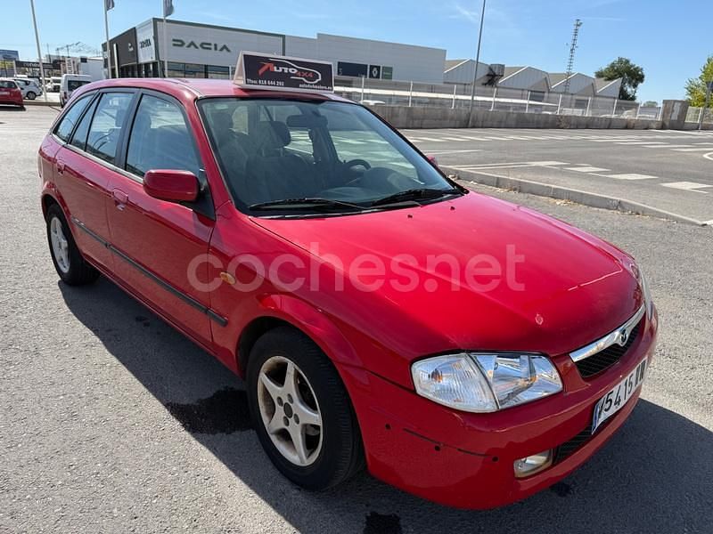 Usado Mazda 323 90 CV (66 kW) 1998 Rojo Berlina