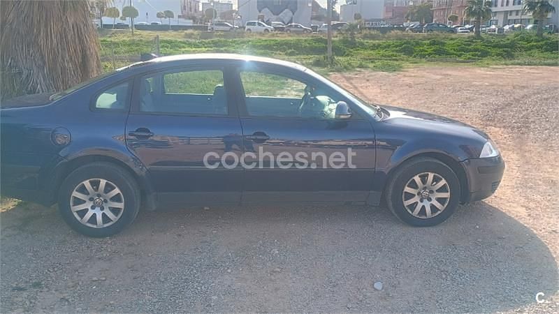 Usado VW Passat Edition 101 CV (74 kW) 2004 Azul Familiar
