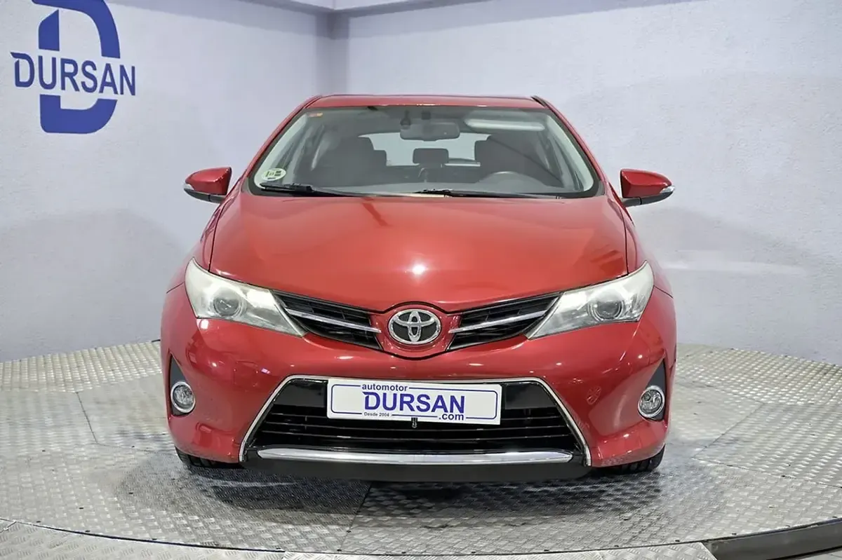 Usado Toyota Auris Active 124 CV (91 kW) 2013 Rojo Utilitario