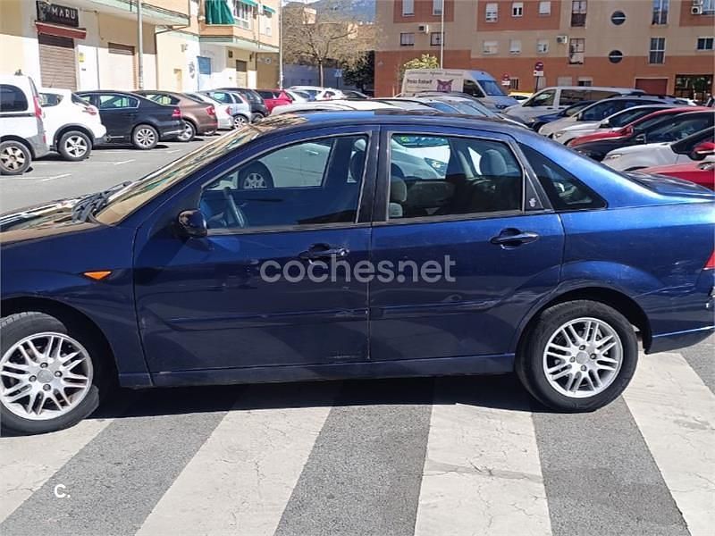 Usado Ford Focus Ghia 115 CV (84 kW) 2004 Azul Berlina