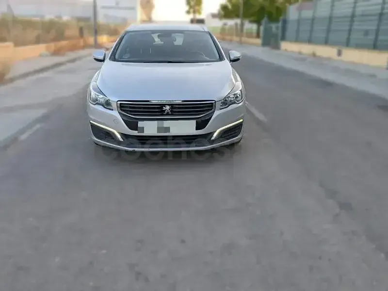 Usado Peugeot 508 Active 120 CV (88 kW) 2018 Gris / plata Berlina