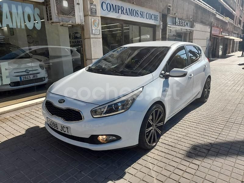 Blanco Usado 2015 Kia Ceed GT Berlina | 5990 € (Super precio) - Imagen 1/4