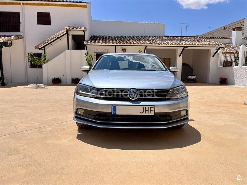 Usado VW Jetta Sportline 110 CV (80 kW) 2015 Gris / plata Berlina