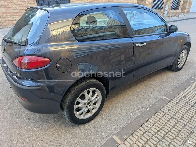 Usado Alfa Romeo 147 Distinctive 115 CV (84 kW) 2002 Gris / plata Utilitario