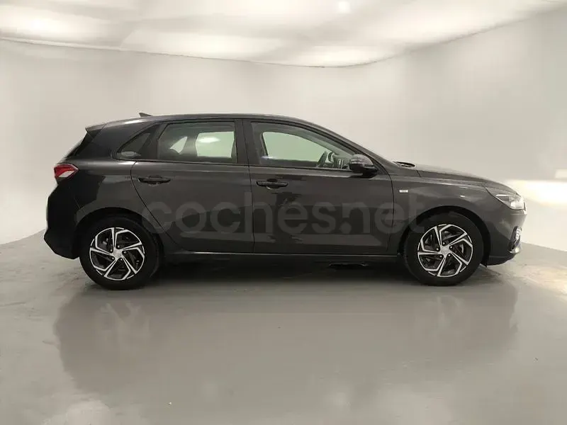 Usado Hyundai i30 120 CV (88 kW) 2022 Gris / plata Berlina