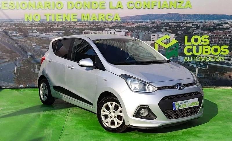 Gris Usado 2016 Hyundai i10 Utilitario | 8100 € (Precio justo) - Imagen 1/4