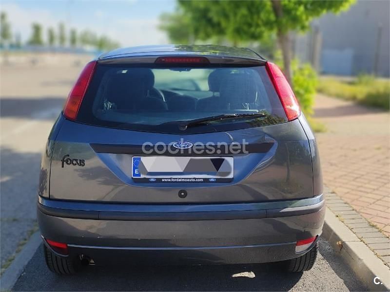 Usado Ford Focus Trend 100 CV (73 kW) 2003 Gris / plata Berlina