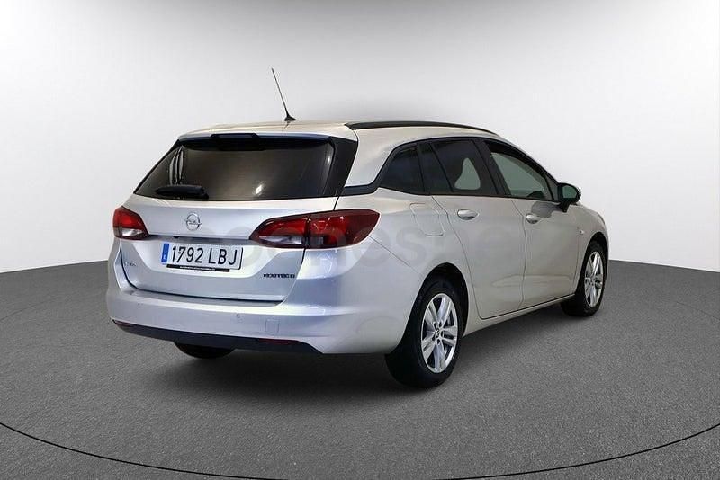 Usado Opel Astra Selective 110 CV (80 kW) 2019 Gris / plata Berlina