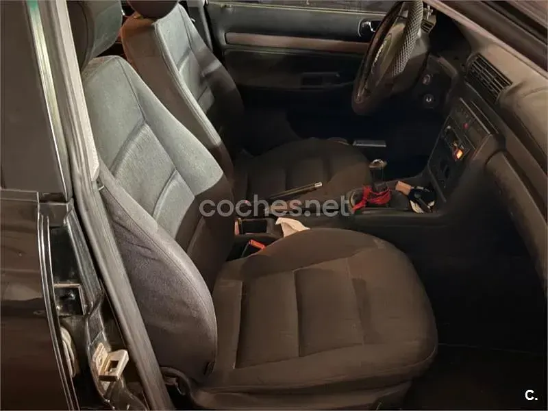 Usado Audi A4 110 CV (80 kW) 1998 Negro Berlina