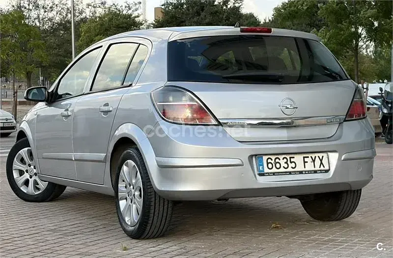 Usado Opel Astra Cosmo 100 CV (73 kW) 2007 Gris / plata Berlina