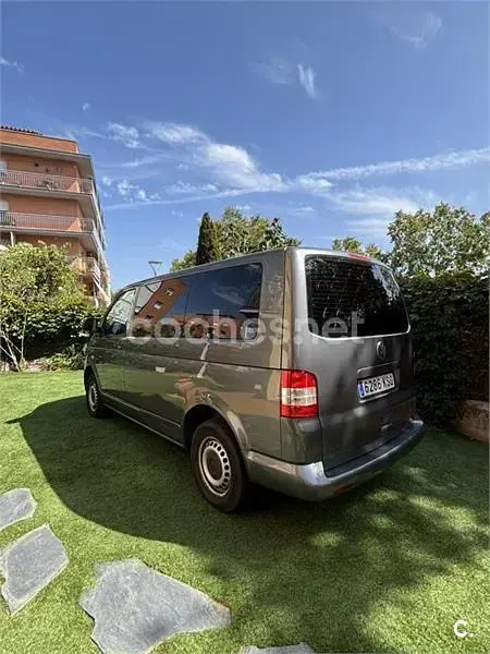 Usado VW Caravelle Comfortline 102 CV (75 kW) 2011 Gris / plata Van