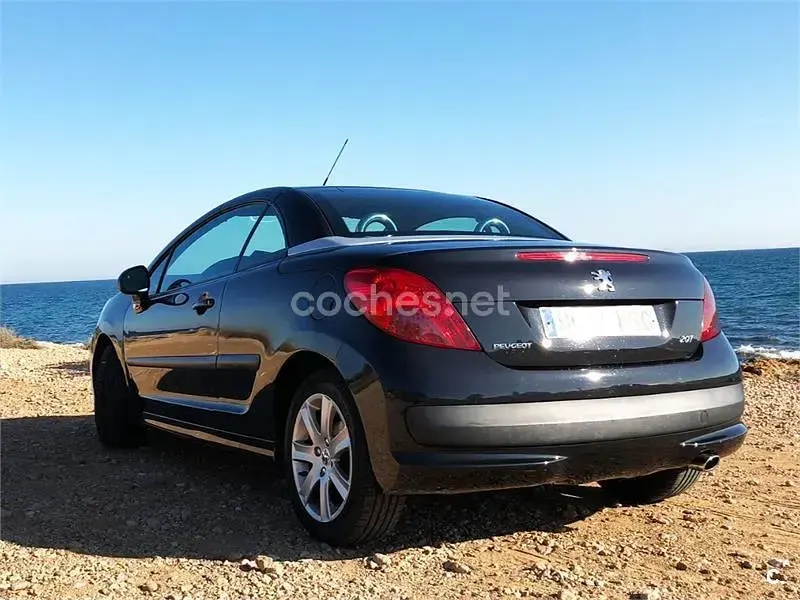 Usado Peugeot 207 CC 110 CV (80 kW) 2007 Negro Descapotable