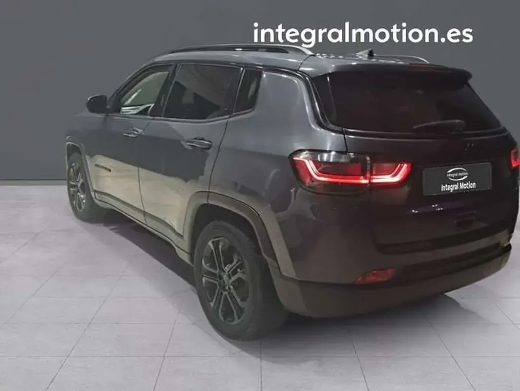 Usado Jeep Compass 131 CV (96 kW) 2022 Gris SUV