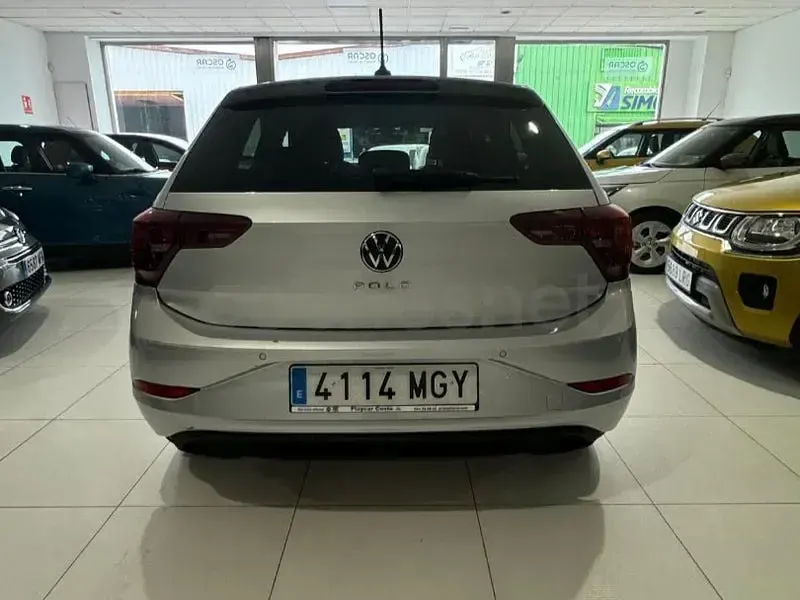 Usado VW Polo Life 95 CV (69 kW) 2021 Gris / plata Utilitario