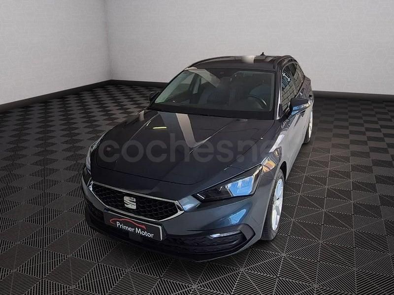 Usado Seat Leon Style 110 CV (80 kW) 2022 Gris / plata Familiar
