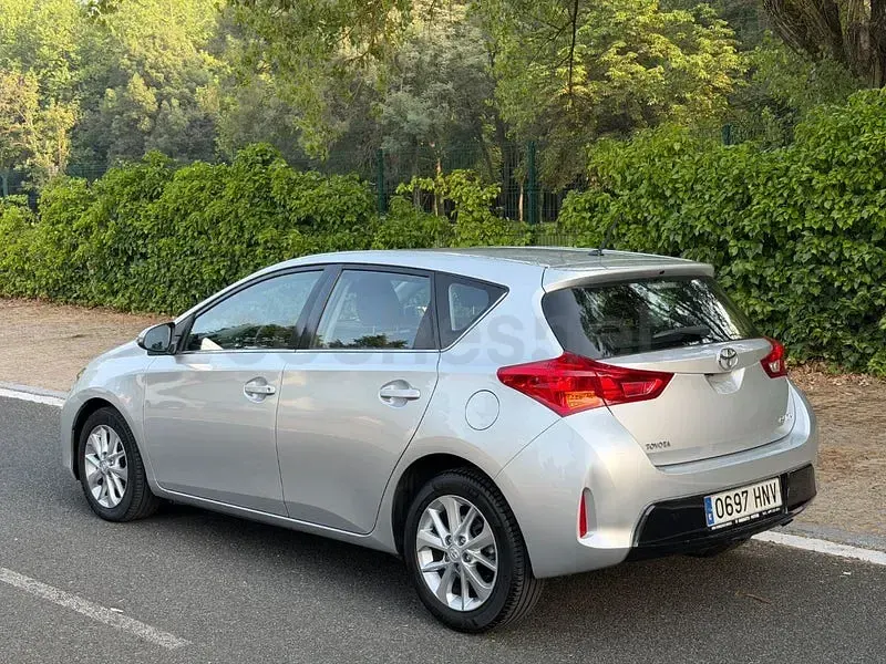 Usado Toyota Auris Active 124 CV (91 kW) 2013 Gris / plata Berlina