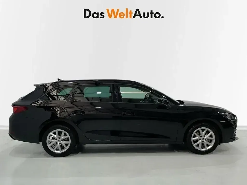 Usado Seat Leon Style 130 CV (95 kW) 2022 Negro Familiar