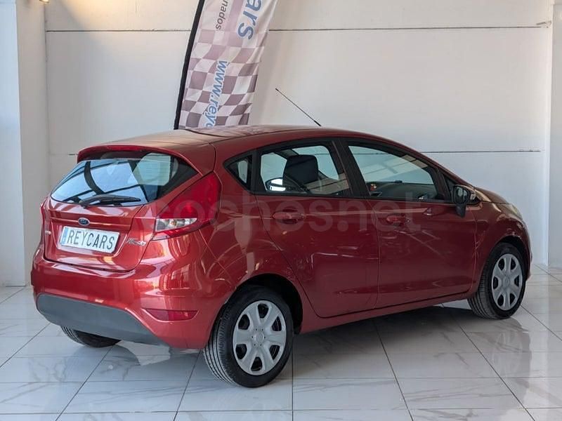 Usado Ford Fiesta Trend 68 CV (50 kW) 2009 Rojo Utilitario