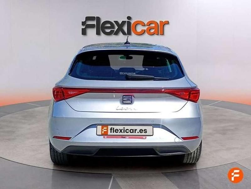 Usado Seat Leon Style 131 CV (96 kW) 2023 Gris Utilitario