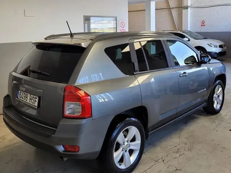 Usado Jeep Compass Limited 136 CV (100 kW) 2011 Gris / plata SUV