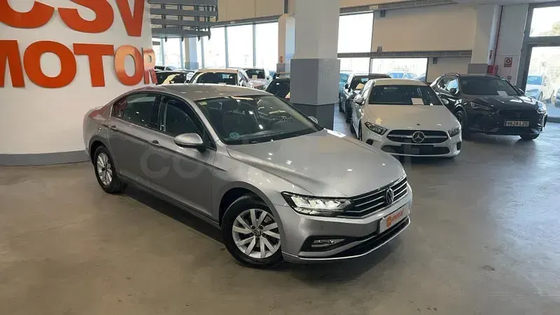 Usado VW Passat 122 CV (89 kW) 2021 Gris / plata Berlina