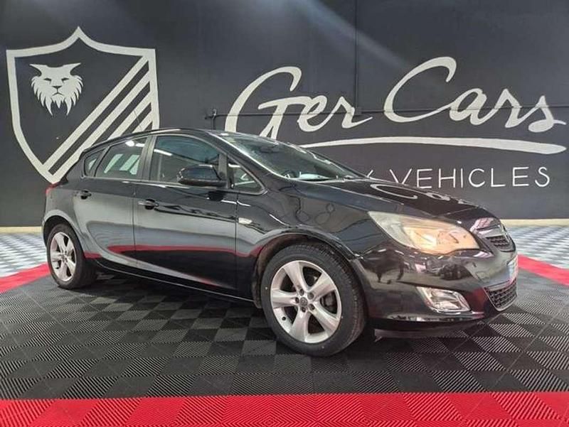 Usado Opel Astra Selective 116 CV (85 kW) 2012 Negro Utilitario