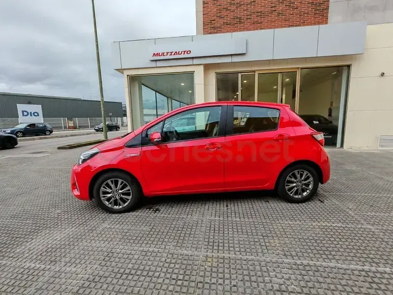 Usado Toyota Yaris Hybrid Active 100 CV (73 kW) 2018 Rojo Berlina