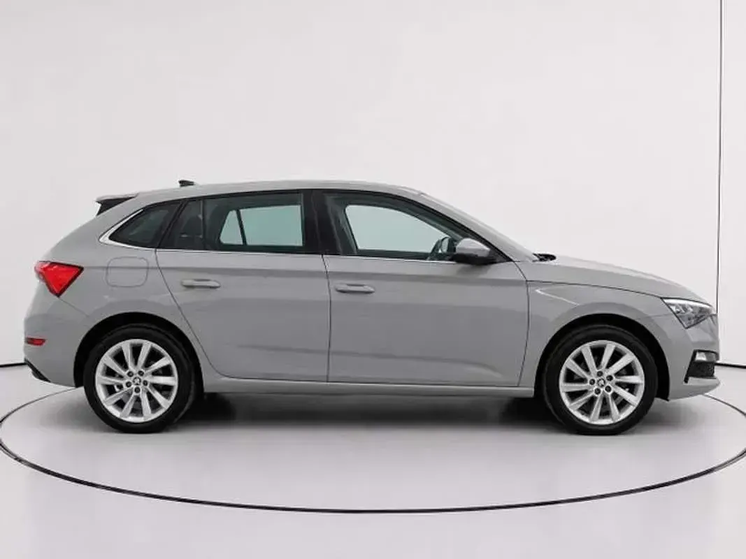 Usado Skoda Scala Style 110 CV (80 kW) 2022 Gris Utilitario