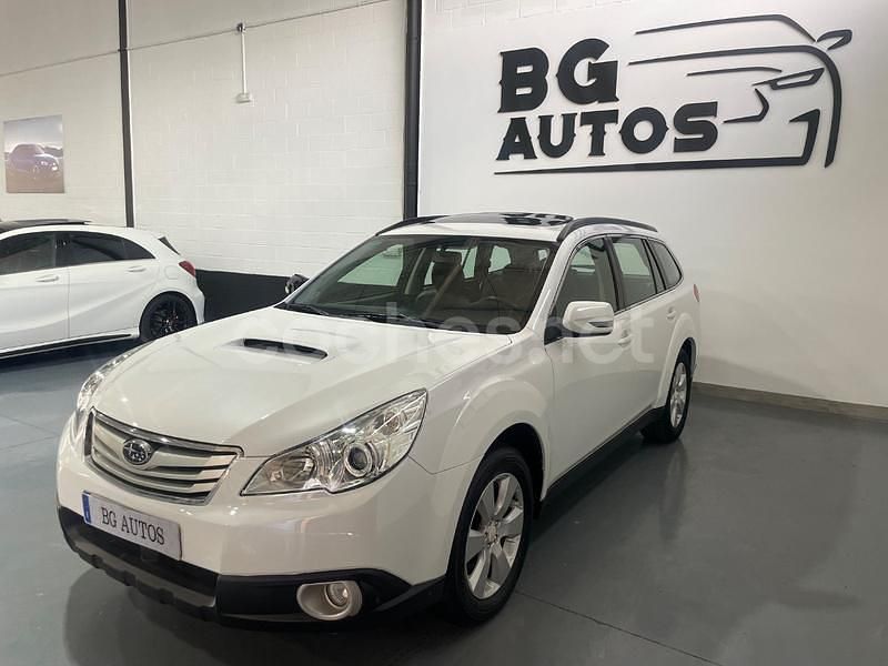 Blanco Usado 2011 Subaru Outback Premium SUV | 6499 € - Imagen 1/4