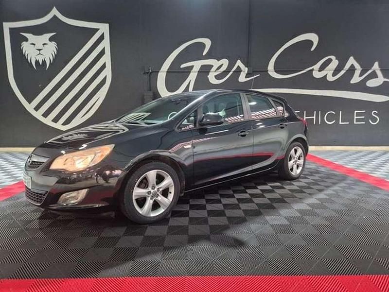 Usado Opel Astra Selective 116 CV (85 kW) 2012 Negro Utilitario