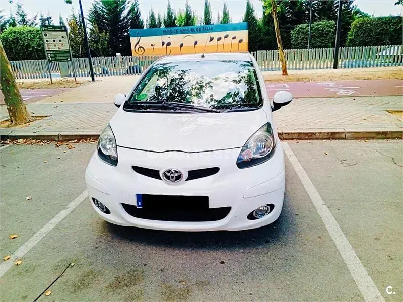 Usado Toyota Aygo 68 CV (50 kW) 2011 Blanco Utilitario