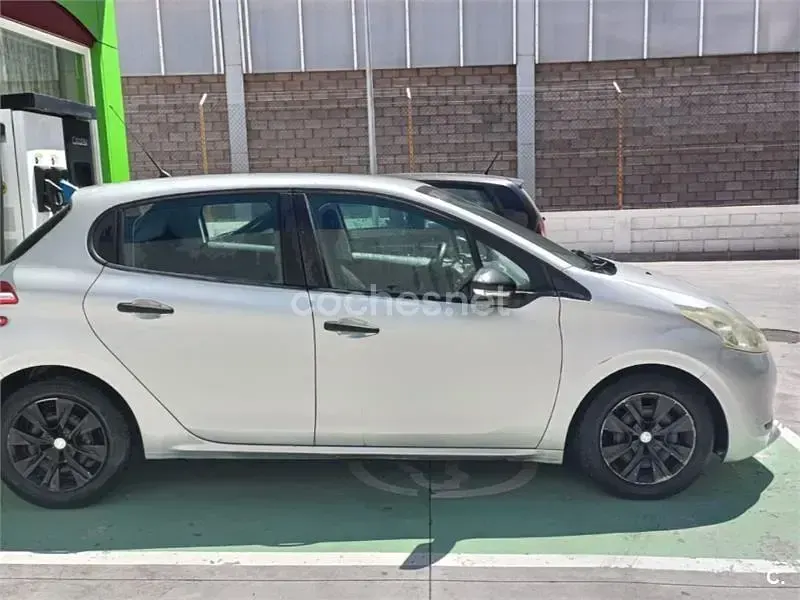 Usado Peugeot 208 Business-Line 68 CV (50 kW) 2014 Gris / plata Utilitario