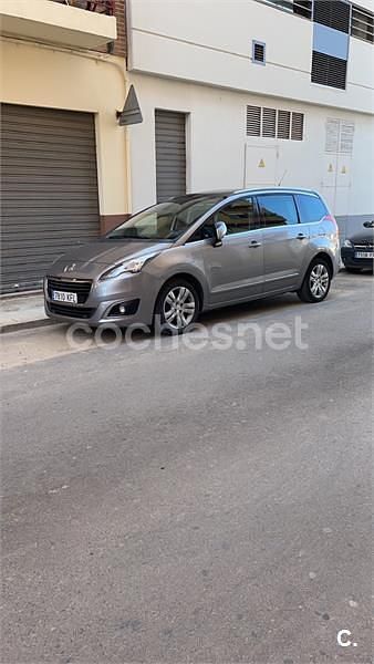 Usado Peugeot 5008 Style 115 HP (84 kW) 2014 Cinzento Monovolume