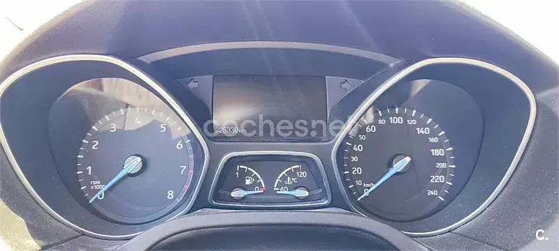Usado Ford Focus Trend 125 CV (91 kW) 2015 Blanco Berlina