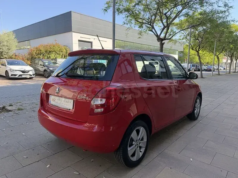 Usado Skoda Fabia 69 CV (50 kW) 2014 Rojo Berlina