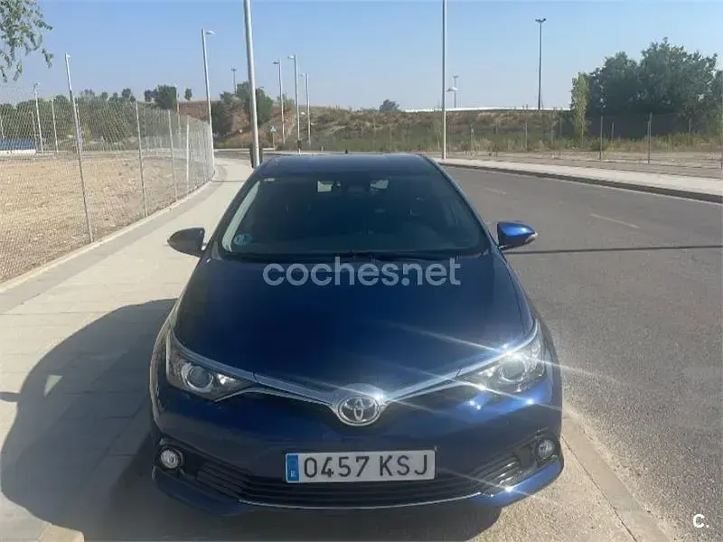 Usado Toyota Auris Hybrid Business Edition 136 CV (100 kW) 2018 Azul Berlina