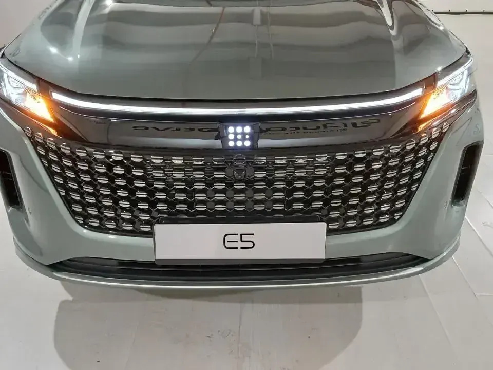 Nuevo DFSK E5 217 CV (159 kW) 2026 Verde SUV