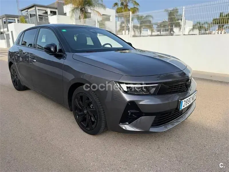 Usado Opel Astra GS Line 130 CV (95 kW) 2023 Gris / plata Utilitario