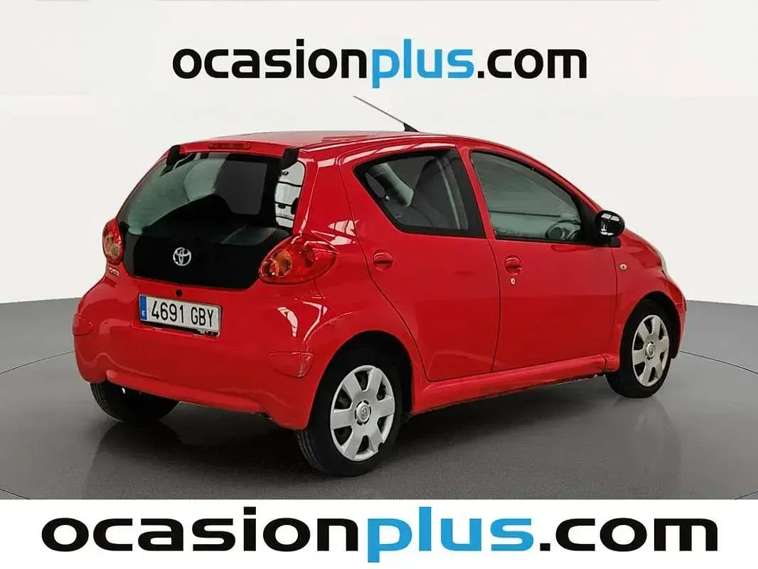 Usado Toyota Aygo 68 CV (50 kW) 2008 Rojo Utilitario