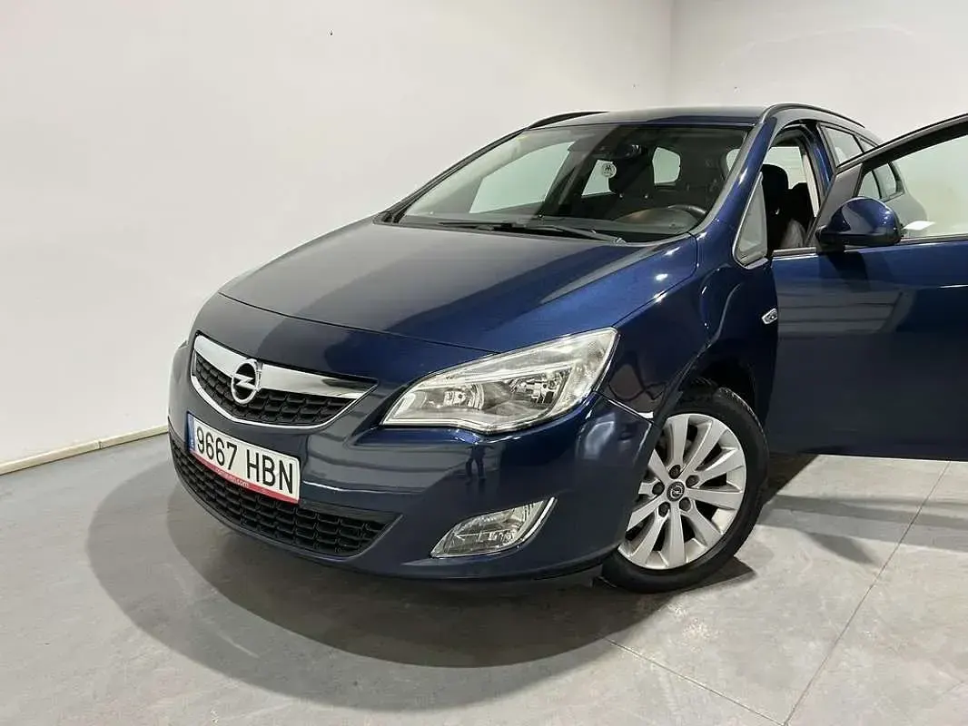 Usado Opel Astra Sport 125 CV (91 kW) 2011 Azul Familiar