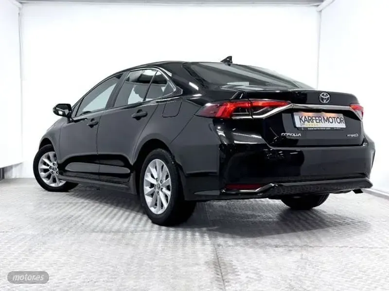 Usado Toyota Corolla Hybrid Active 122 CV (89 kW) 2022 Negro Berlina