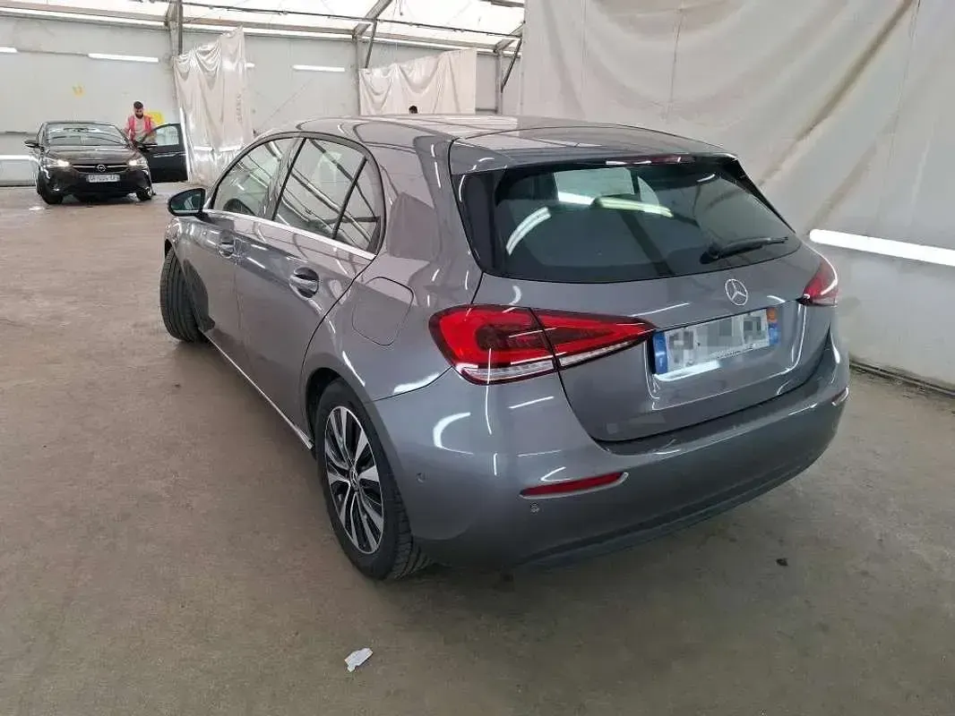 Usado Mercedes A180 116 CV (85 kW) 2021 Gris Utilitario