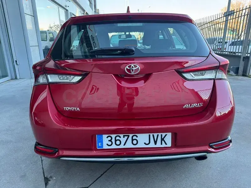 Usado Toyota Auris Active 116 CV (85 kW) 2016 Granate Berlina