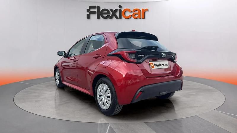 Usado Toyota Yaris Hybrid Active 116 CV (85 kW) 2023 Rojo Utilitario
