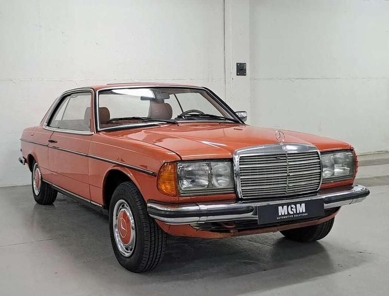 Usado Mercedes 230 185 CV (136 kW) 1982 Naranja Coupe